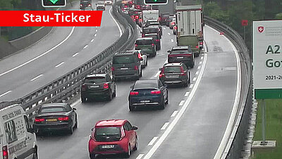 Am späten Mittwochnachmittag erreichte der Rückstau vor dem Gotthard-Nordportal bereits eine Länge von mehreren Kilometern. Bild: Webcam A2