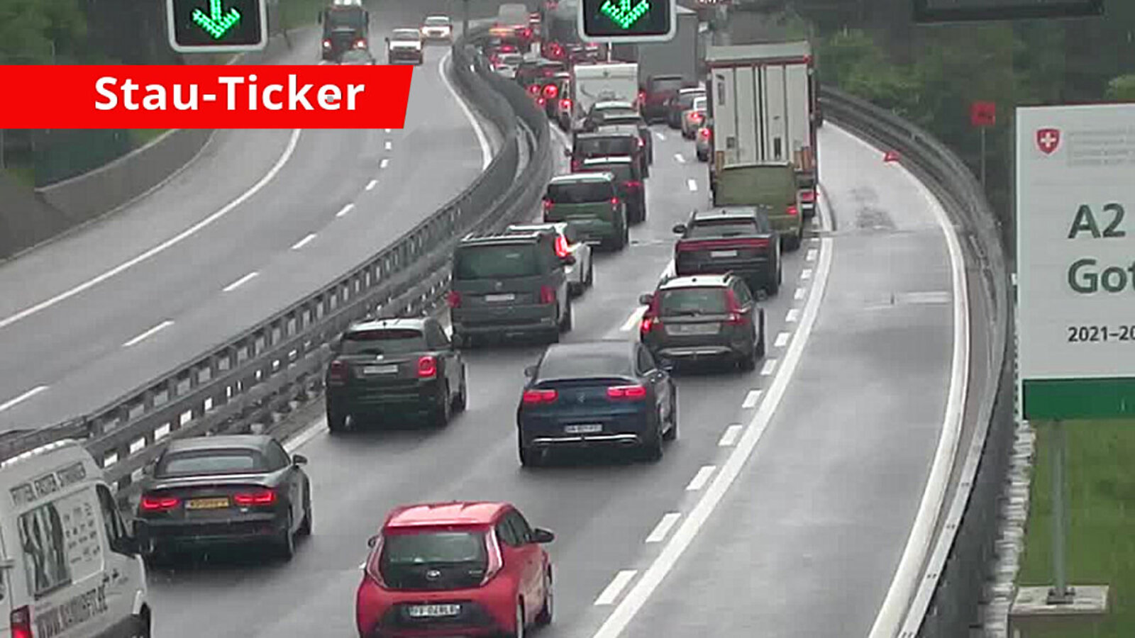 Am späten Mittwochnachmittag erreichte der Rückstau vor dem Gotthard-Nordportal bereits eine Länge von mehreren Kilometern. Bild: Webcam A2