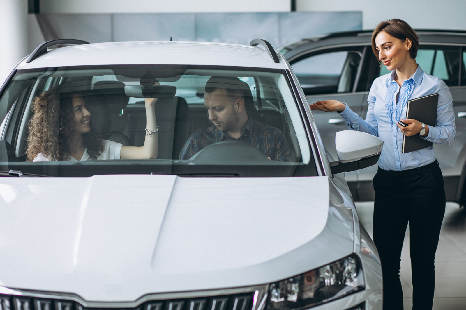 Kunden steigen ein erstes Mal in ihr neues Auto