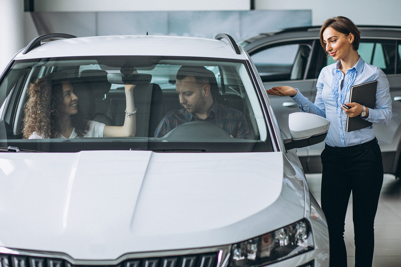 Kunden steigen ein erstes Mal in ihr neues Auto