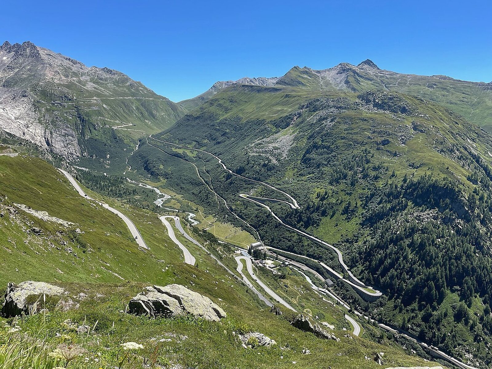 Der Weg über den Furkapass wird für unerfahrene Passfahrer schon mal zur Belastungsprobe. Bild: Zvg