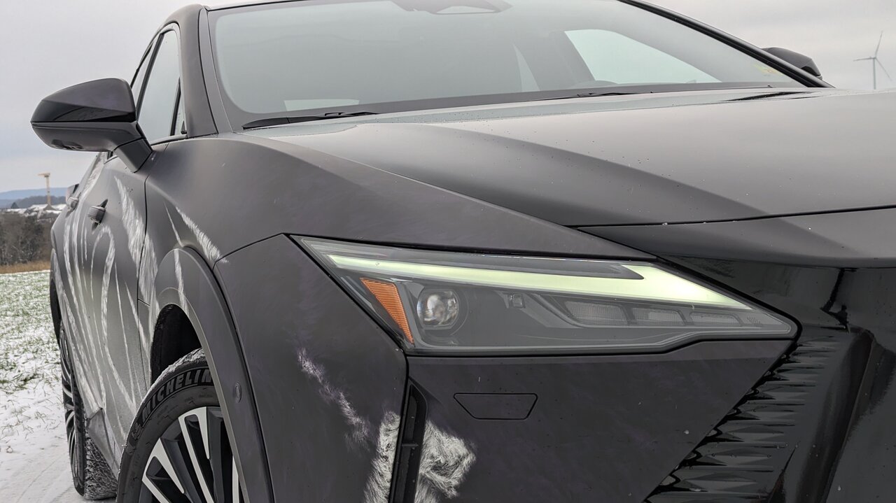 Frontleuchten des Lexus RZ