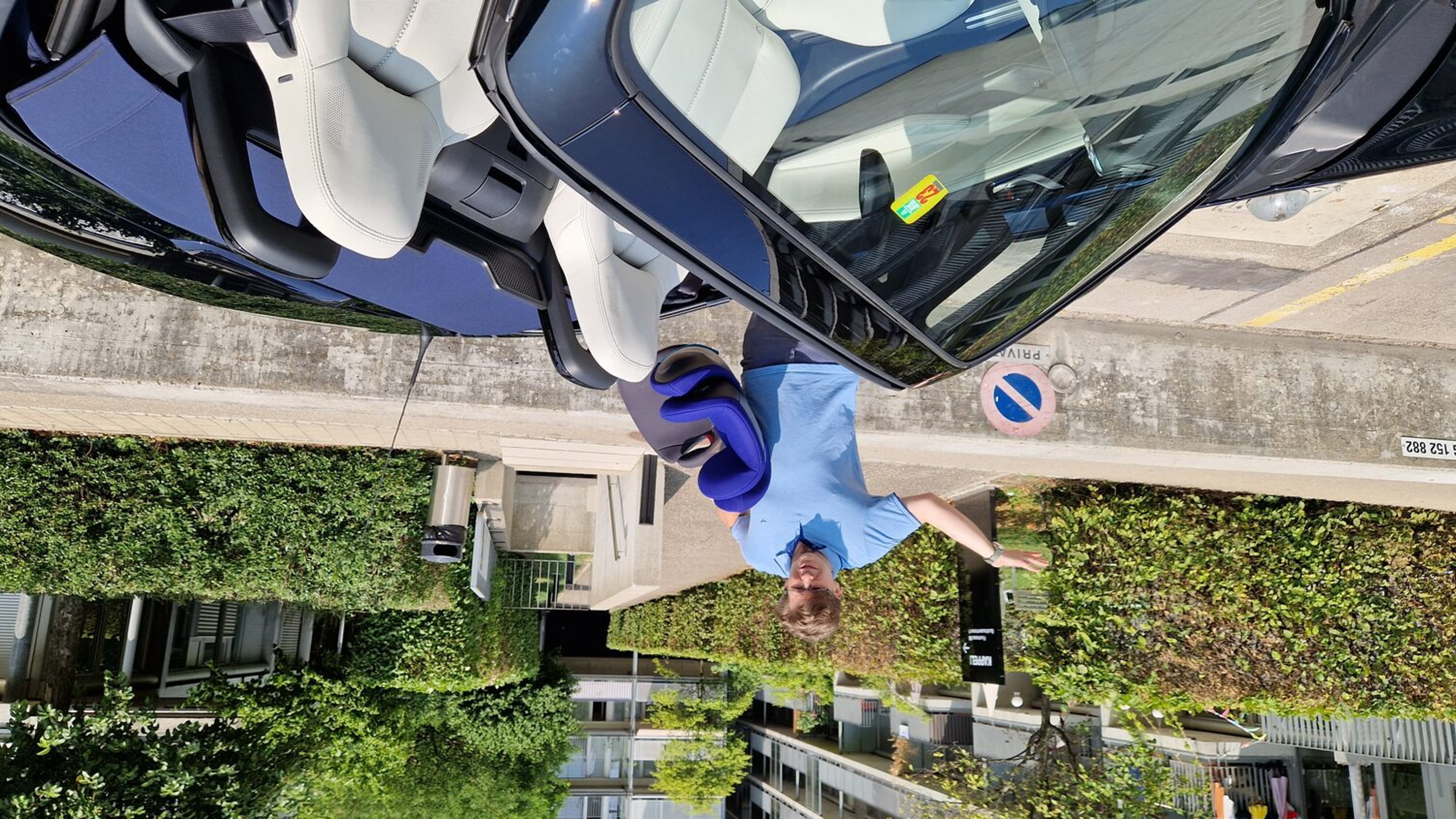 Auto-Checker Martin A. Barthold steht ratlos mit Kindersitz neben dem Mazda MX-5