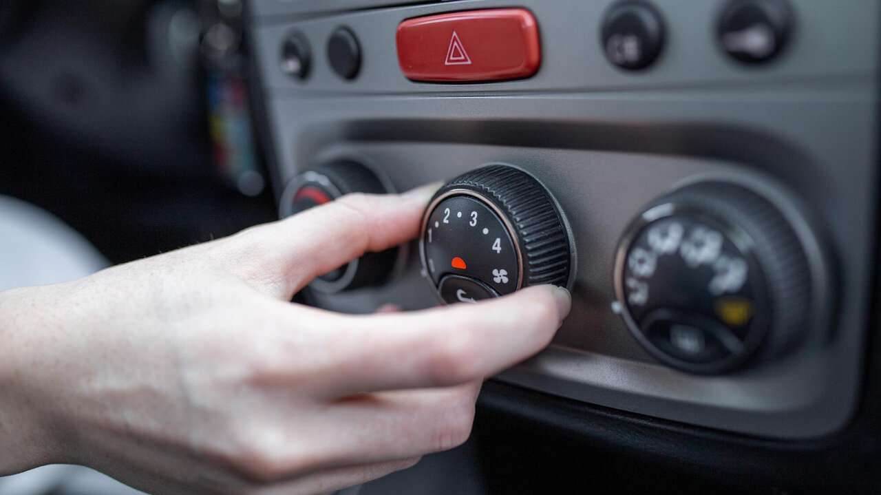 Ältere Klimaanlage eines Autos