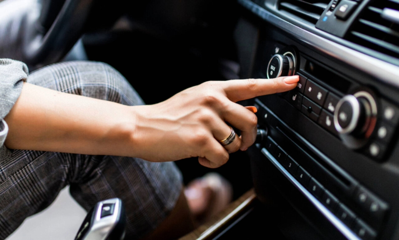 Die SRG schaltet ihre UKW-Antennen ab. Zwei Millionen Autos sind davon betroffen. Bild: Freepik