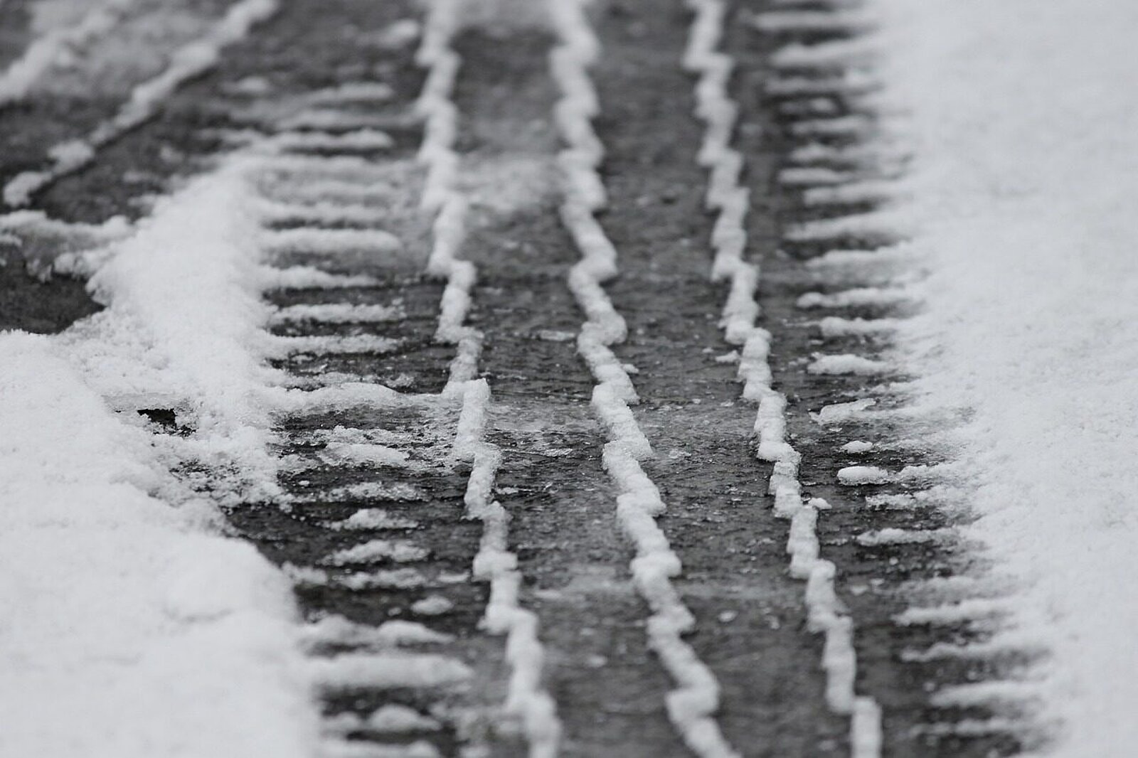 Reifenspuren im Schnee.