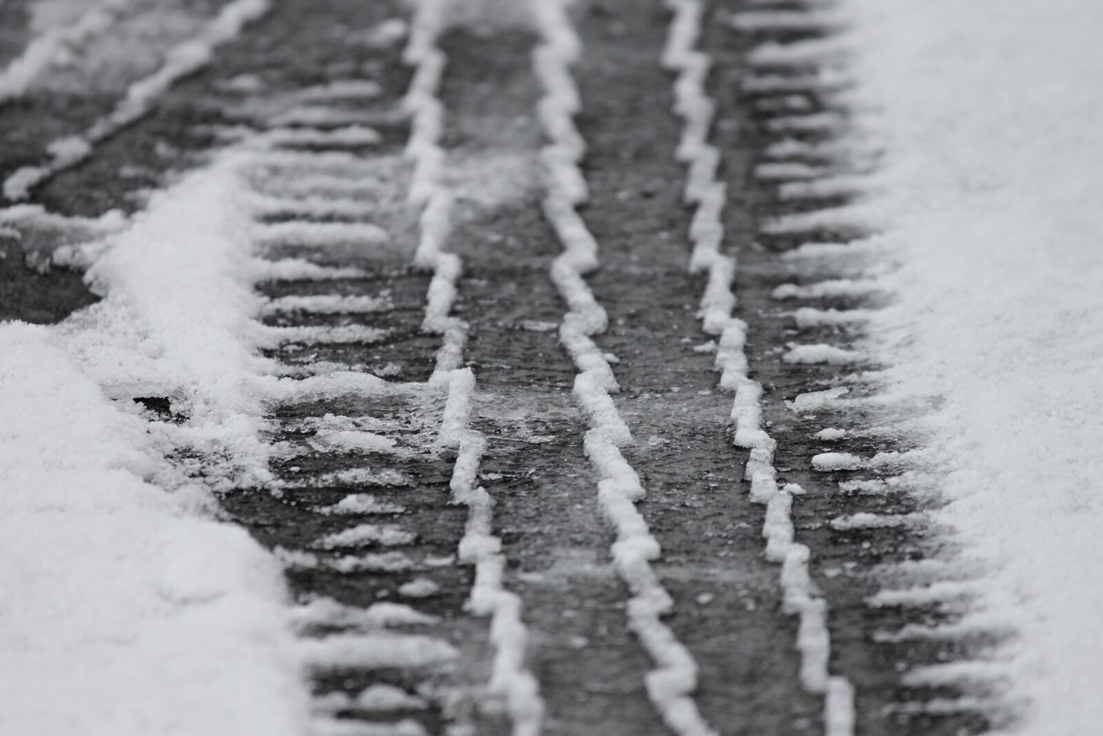 Reifenspuren im Schnee.