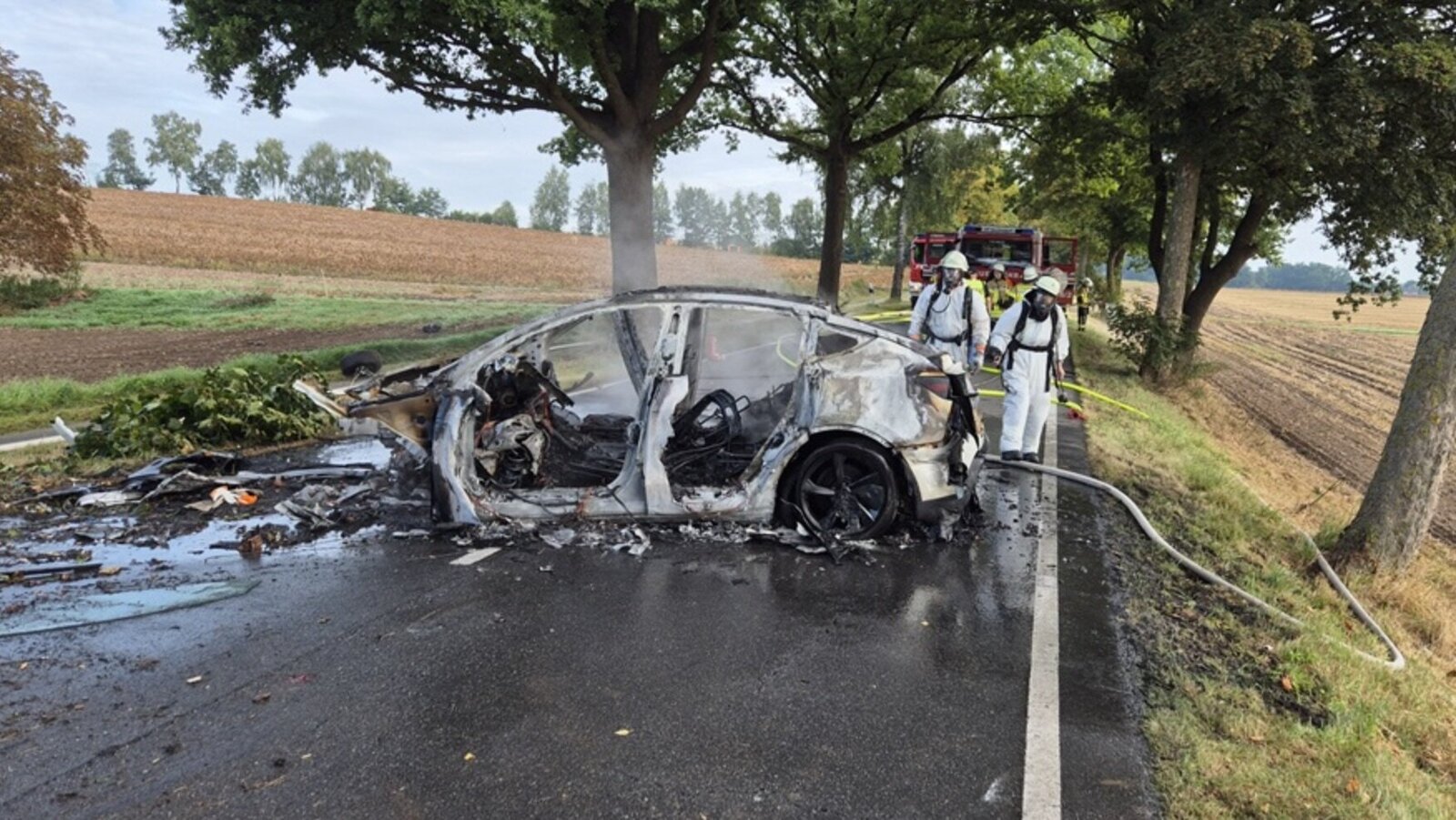 Das New Yorker Automagazin Road & Track berichtete am 8. Januar 2026 über mindestens 15 Todesfälle mit Teslas, weil nach Unfällen die elektrischen Türgriffe nicht mehr funktionierten. Bild: Daniel Schulz FPÖ Feuerwehr Südheide