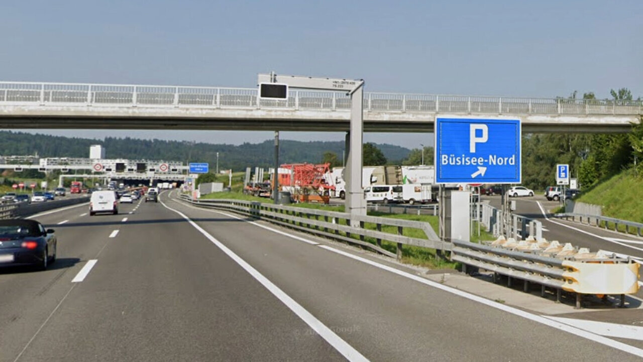 Bei Stau auf der A1 vor dem Gubrist in Fahrtrichtung Bern wird die Raststätte Büsisee regelmässig zur Überholspur. In der Schweiz ist das erlaubt, in Deutschland verboten. Bild: Google Maps