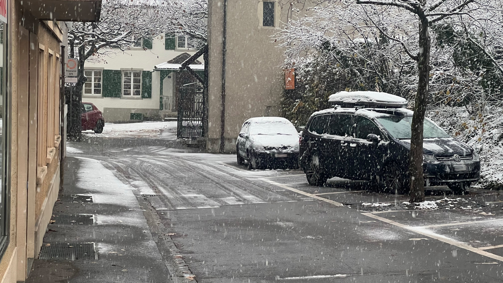 geparkte Autos im Schneegestöber