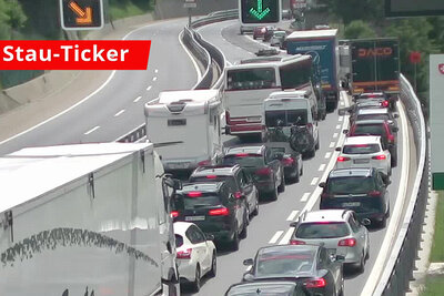 Ein Fahrzeug ist im Gotthardtunnel in Brand geraten. Das führt zu Stau vor dem Nordportal. Bild: Webcam A2