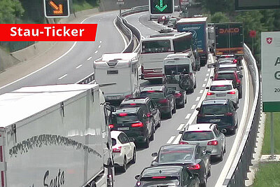 Ein Fahrzeug ist im Gotthardtunnel in Brand geraten. Das führt zu Stau vor dem Nordportal. Bild: Webcam A2