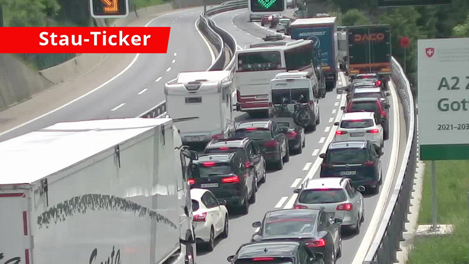 Ein Fahrzeug ist im Gotthardtunnel in Brand geraten. Das führt zu Stau vor dem Nordportal. Bild: Webcam A2