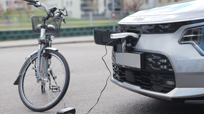 Vehicle-to-Load (V2L): Die Technologie ermöglicht das Laden von elektrischen Geräten direkt am Auto.