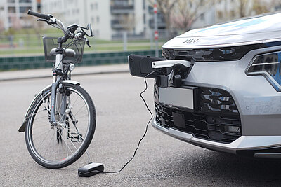 Vehicle-to-Load (V2L): Die Technologie ermöglicht das Laden von elektrischen Geräten direkt am Auto.