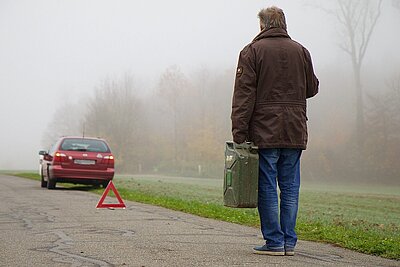 Bleibt man mit leerem Tank auf Schweizer Strassen liegen, kann das teuer werden. Behindeert man zudem den Verkehr, droht eine Verzeigung. Bild: Pixabay