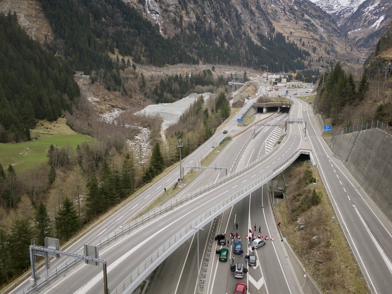 Es gibt nur ein Thema, worüber sich die Befragten noch mehr ärgerten. An Ostern blockierten die Klimaaktivisten den Gotthard-Strassentunnel bei einer Klebeaktion.