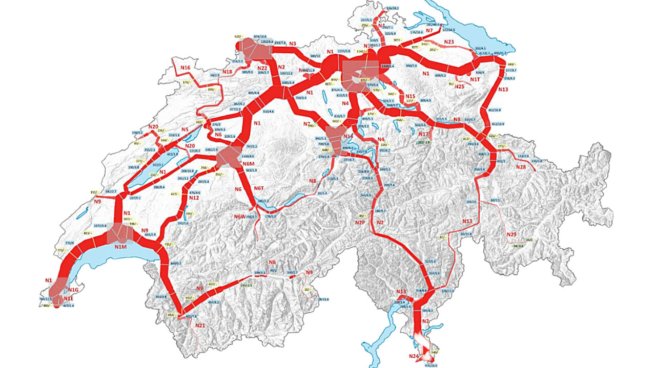 Die Grafik des Bundesamtes für Strassen ASTRA zeigt das Verkaufsaufkommen auf den Nationalstrassen 2022. Die Zahlen neben den roten Flächen stehen für: Verkehrszunahme (blau), -abnahme (grün), keine Vorjahresergebnisse (gelb). Grafik: ASTRA