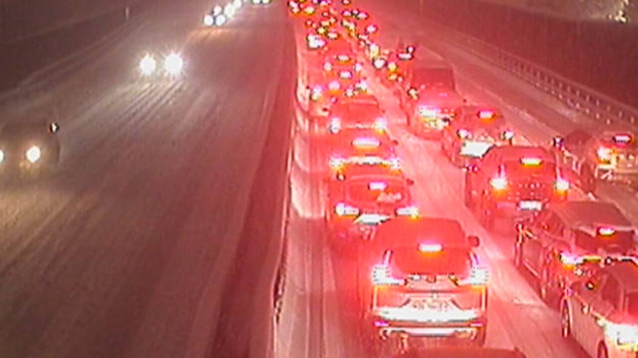 Das gleiche Bild zeigt sich kurz nach 17 Uhr auf der Autobahn Luzern-Kriens in Blickrichtung Basel. Bild: Webcam