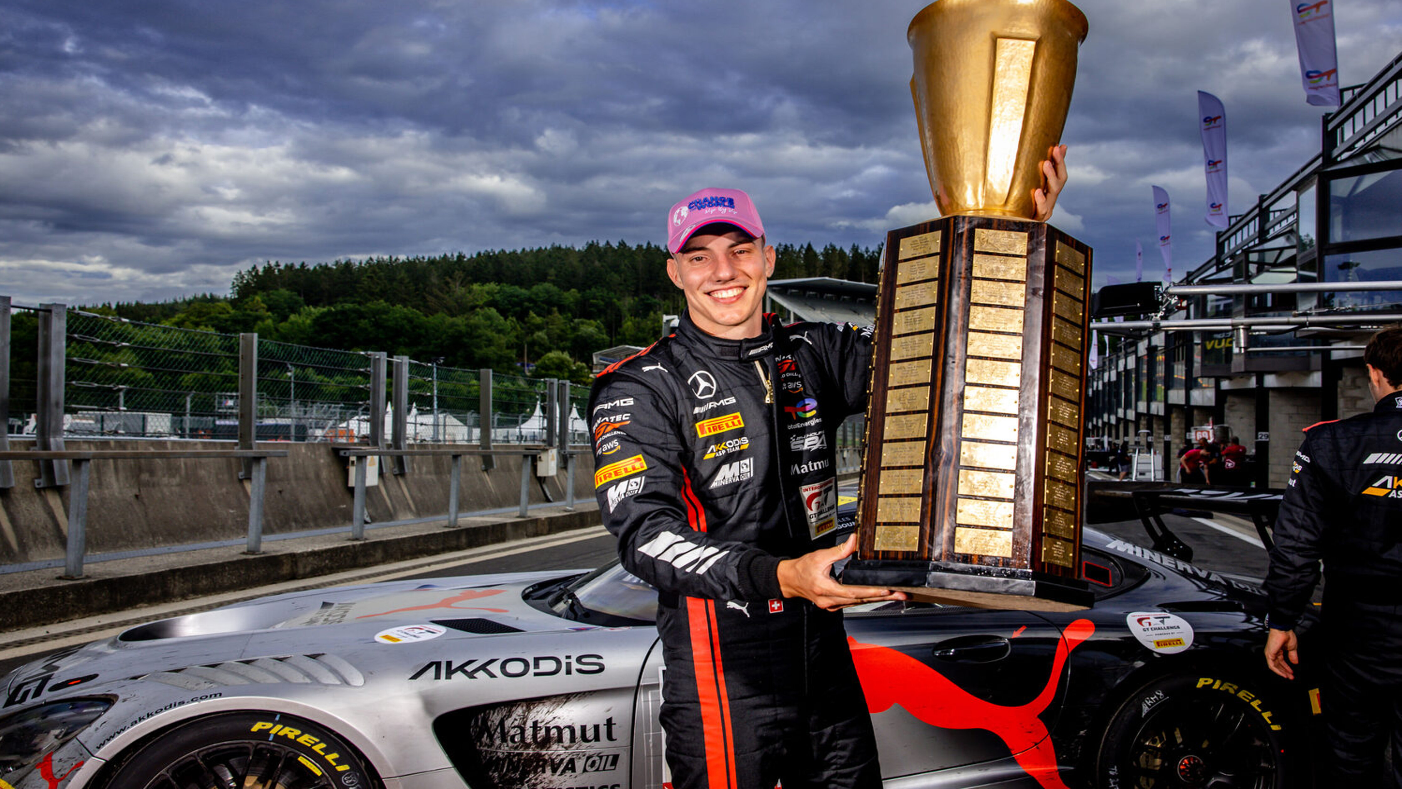 Raffaelle Marciello mit einem Pokal