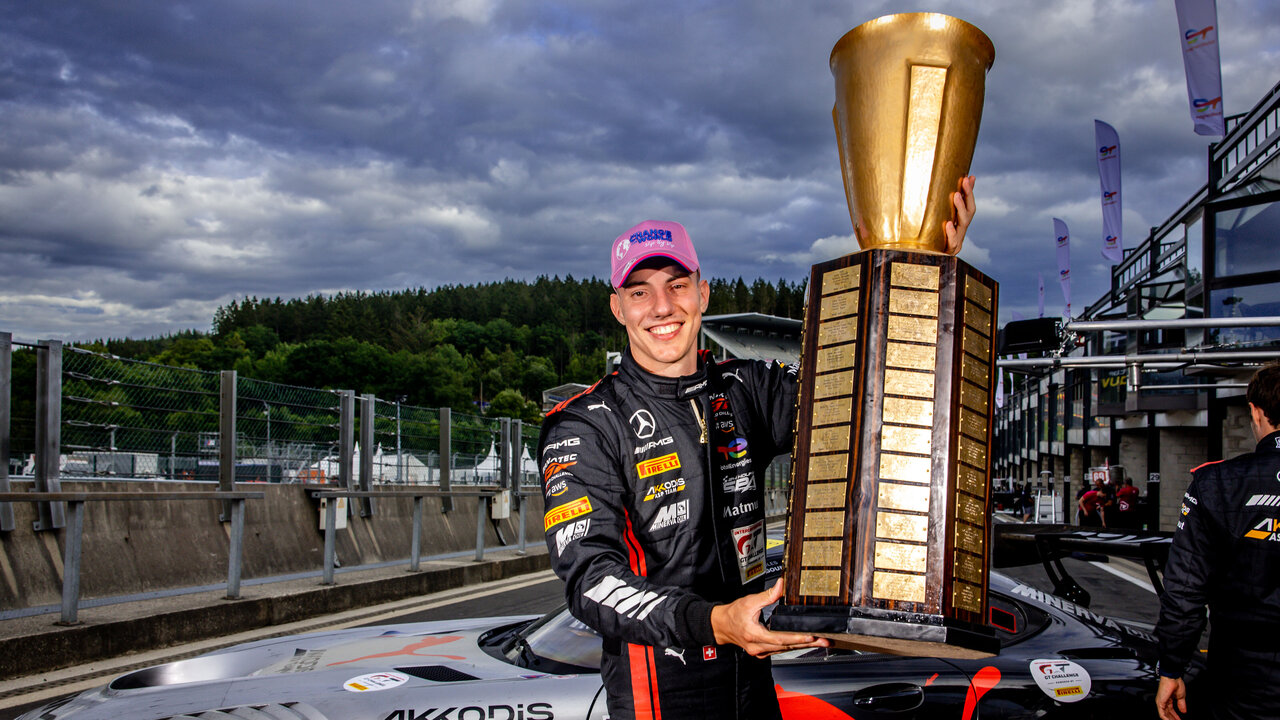 Raffaelle Marciello mit einem Pokal