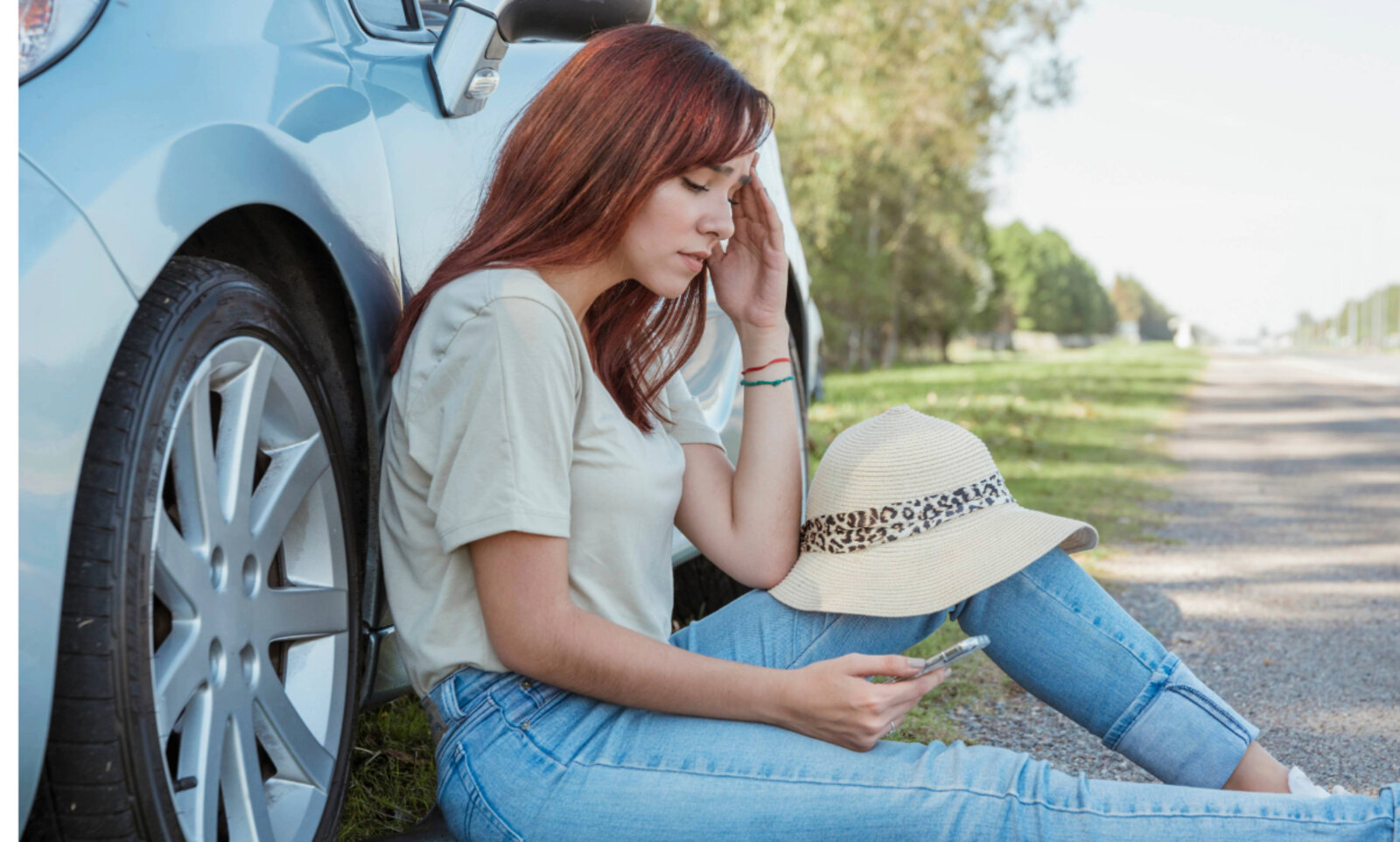 Frau vor Auto