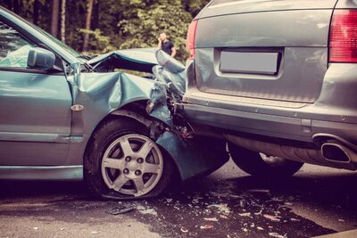 Nach der Kollision stellt sich diese Frage als erste: Wer hat den Unfall ausgelöst, er hat Schuld? Bild: Freepik.