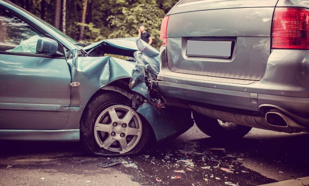 Nach der Kollision stellt sich diese Frage als erste: Wer hat den Unfall ausgelöst, er hat Schuld? Bild: Freepik.