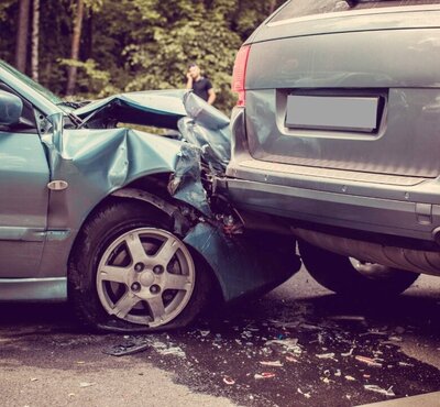 Nach der Kollision stellt sich diese Frage als erste: Wer hat den Unfall ausgelöst, er hat Schuld? Bild: Freepik.