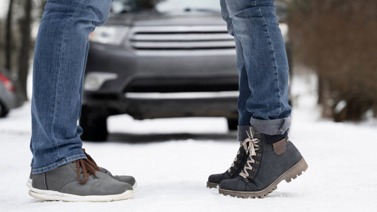 Was ist besser: Turnschuhe oder Winterstiefel? Bild: Freepik