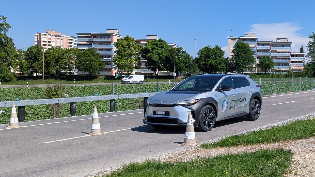 Toyota bZ4X in Fahrt