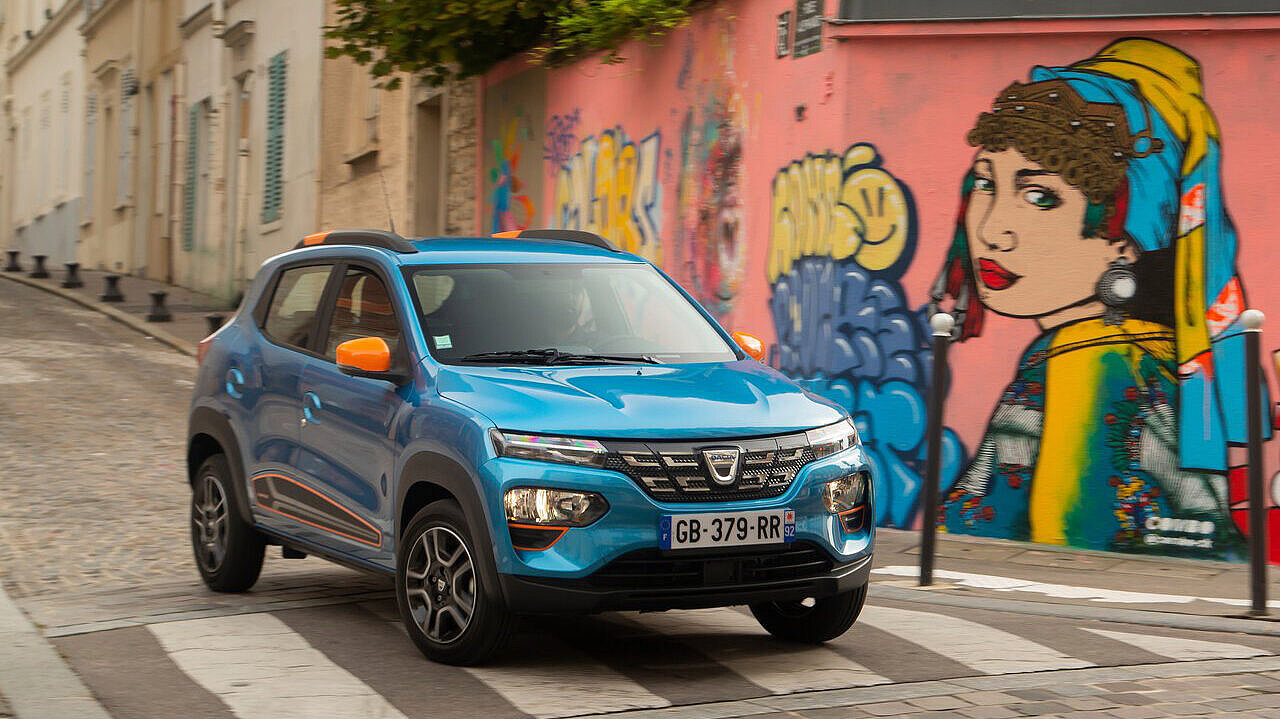 der Dacia springt biegt an einer Kreuzung ab.