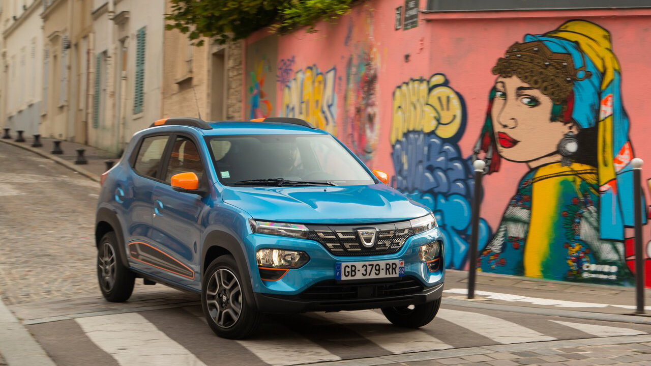 der Dacia springt biegt an einer Kreuzung ab.