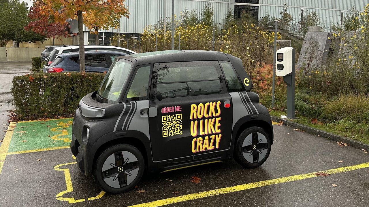Das Auto Rocks vor dem Museum.