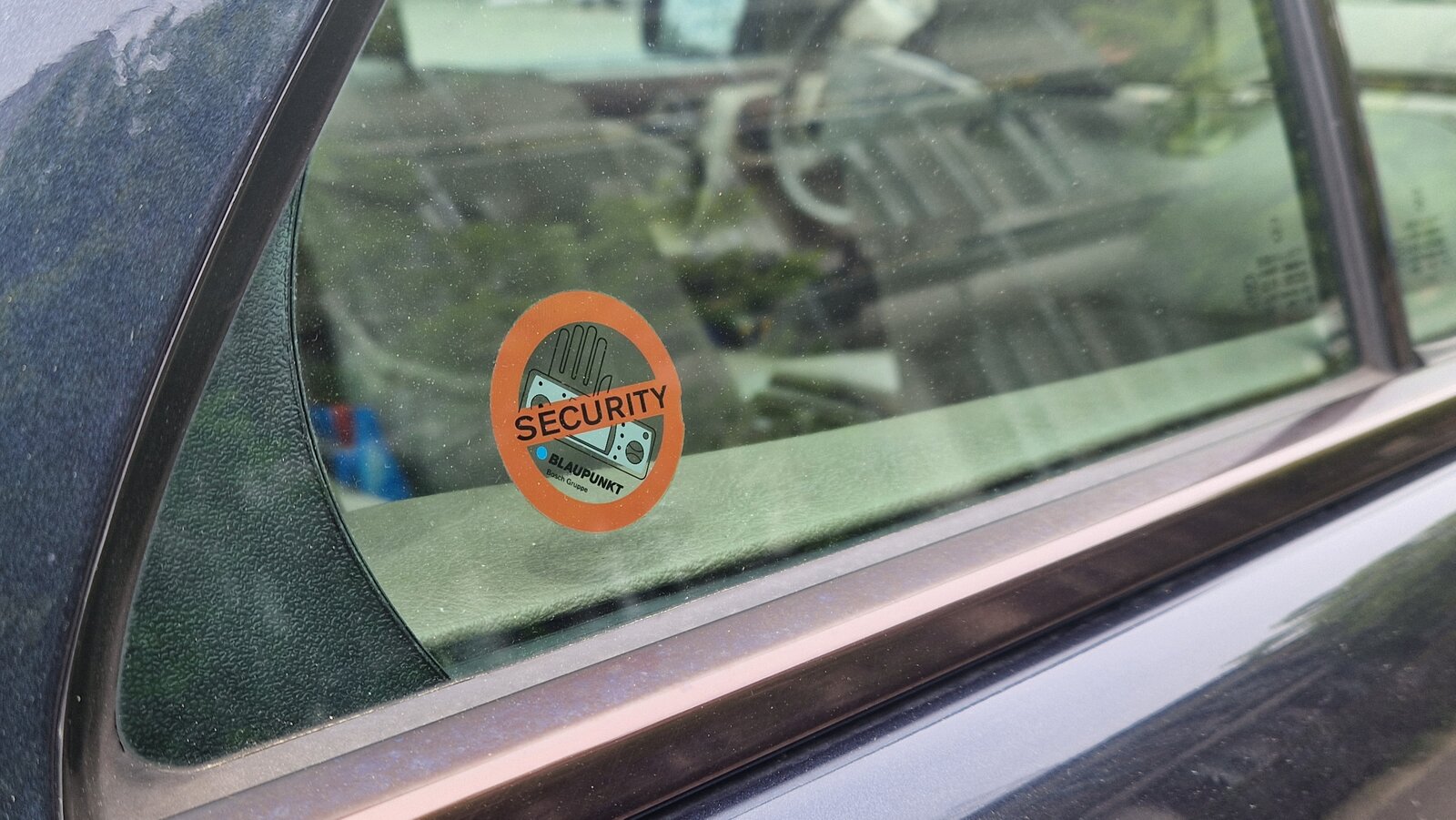 Warnkleber an Autoscheibe