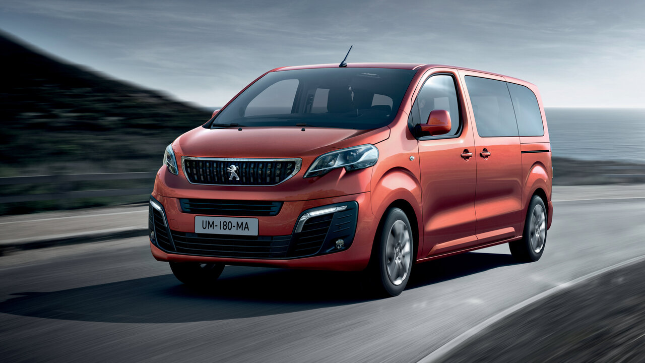 Der Peugeot e-Traveller in Fahrt von vorne.