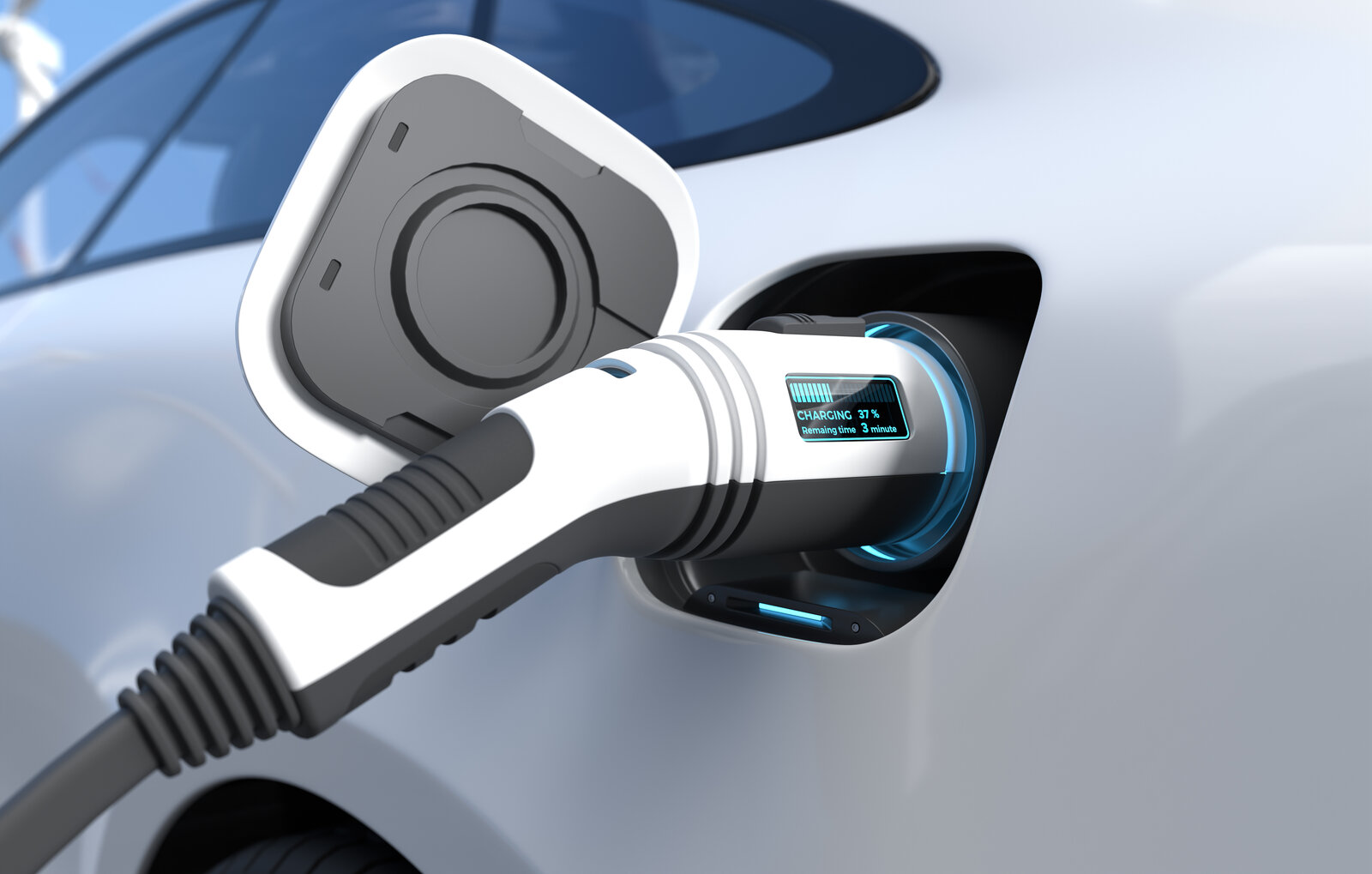 Ladestecker an einem E-Auto mit Ladeanzeige