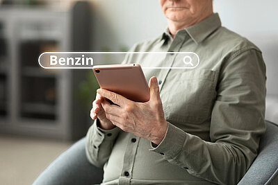 Mann googlet auf dem Handy