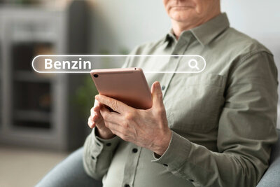 Mann googlet auf dem Handy