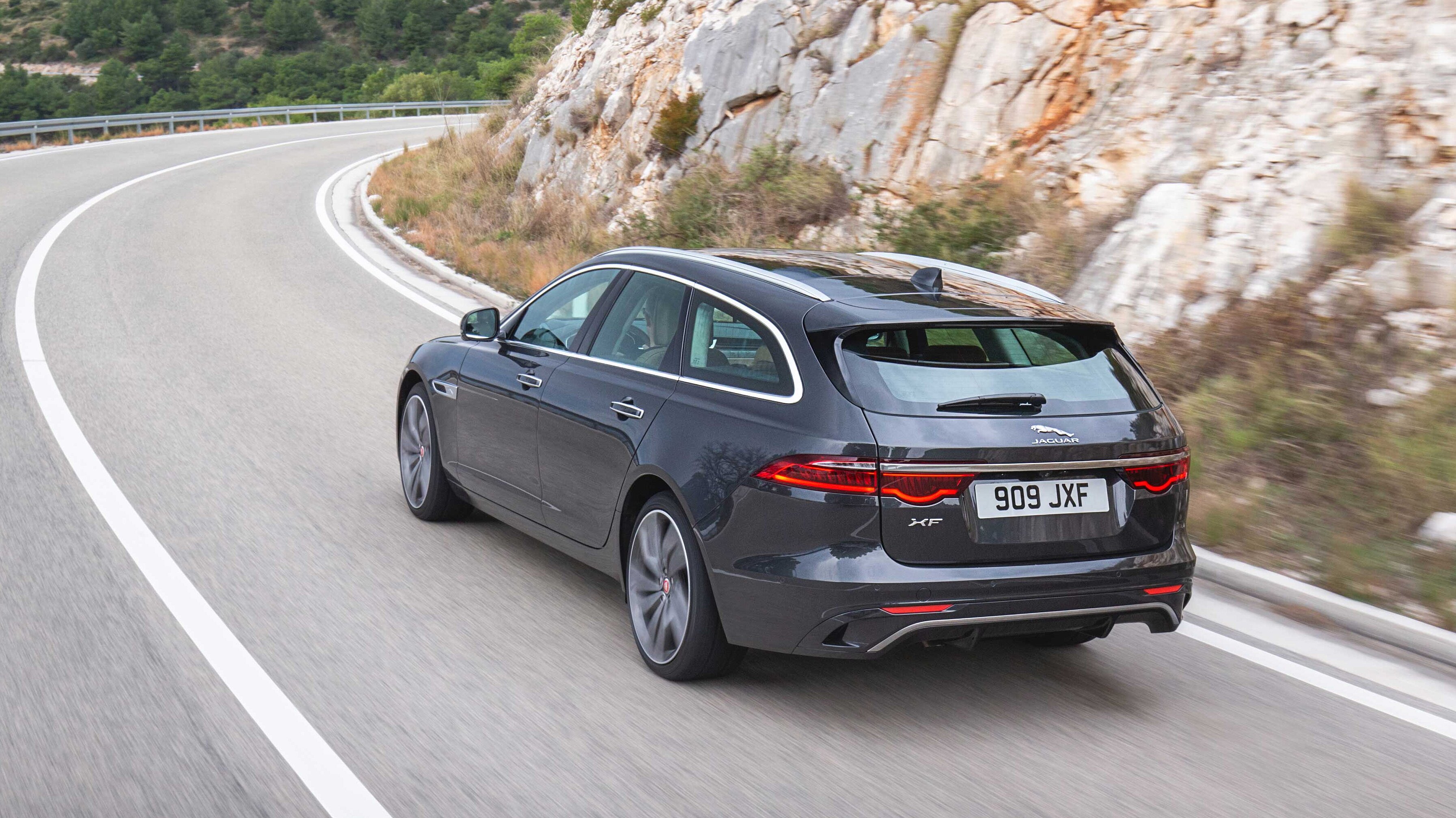 Jaguar XF Kombi von hinten