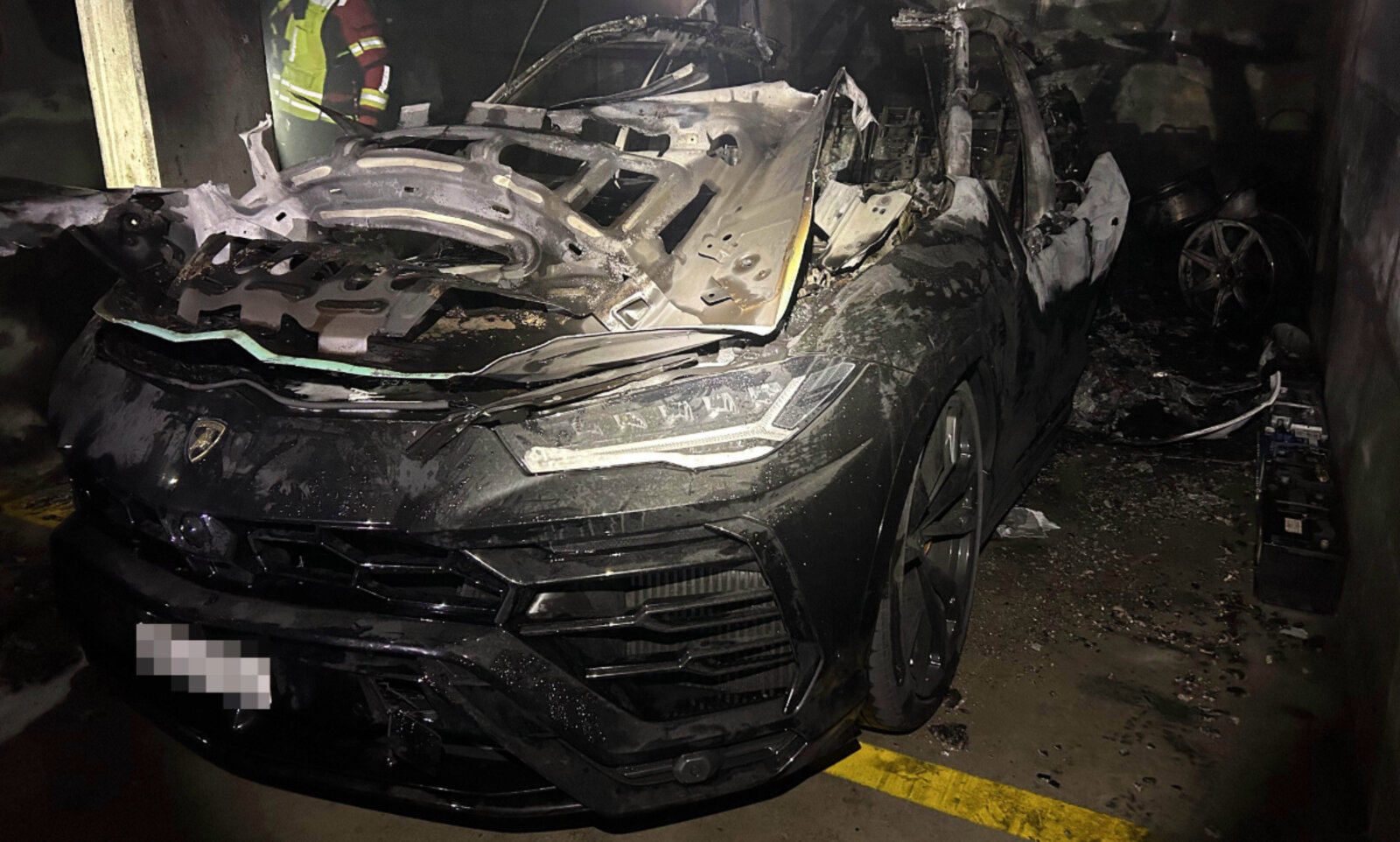 Der in der Garage abgestellte Lamborghini wurde als Brandherd ausgemacht. Bild: Kantonspolizei Aargau