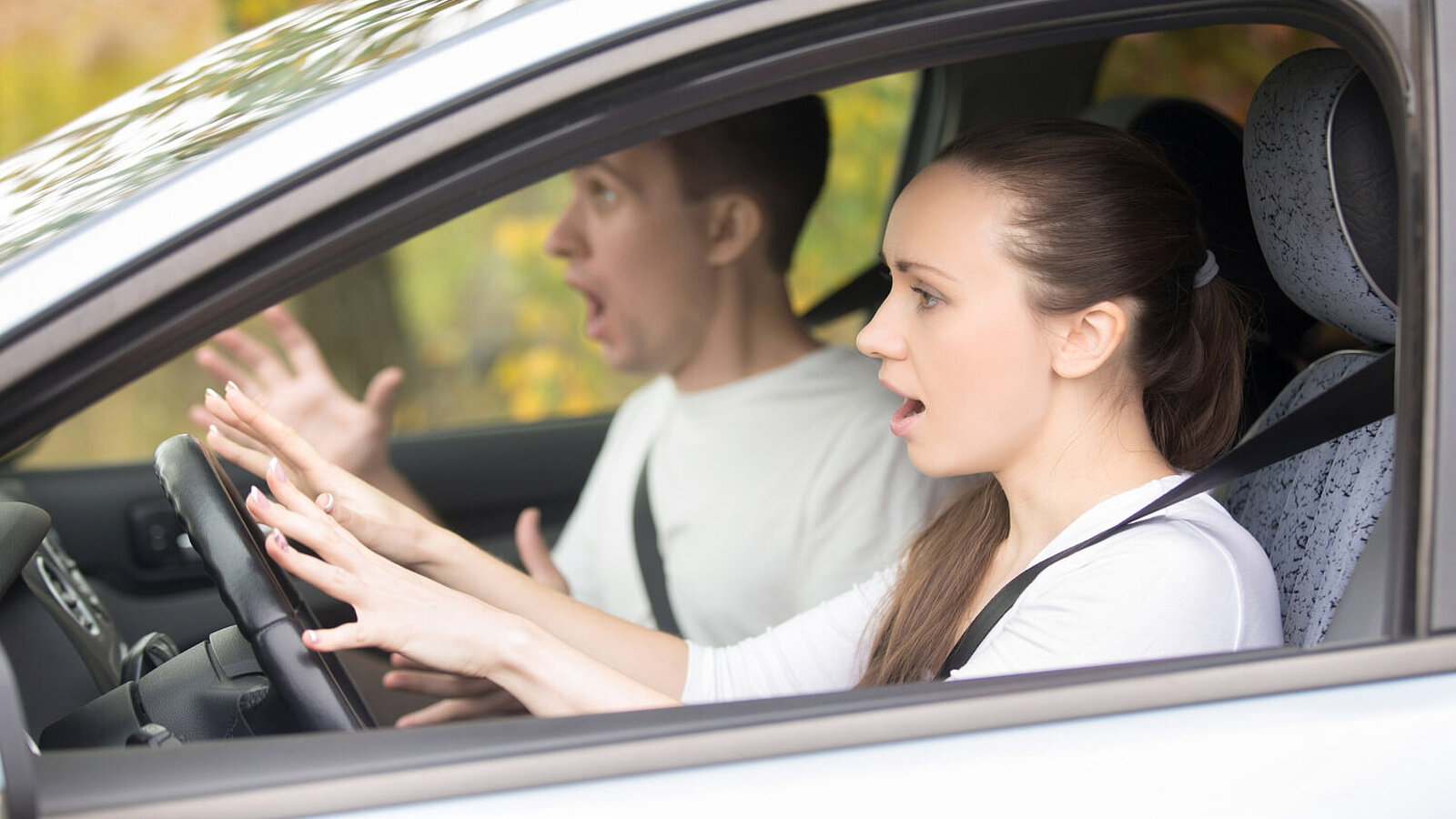 Zwei Personen in Panik im Auto