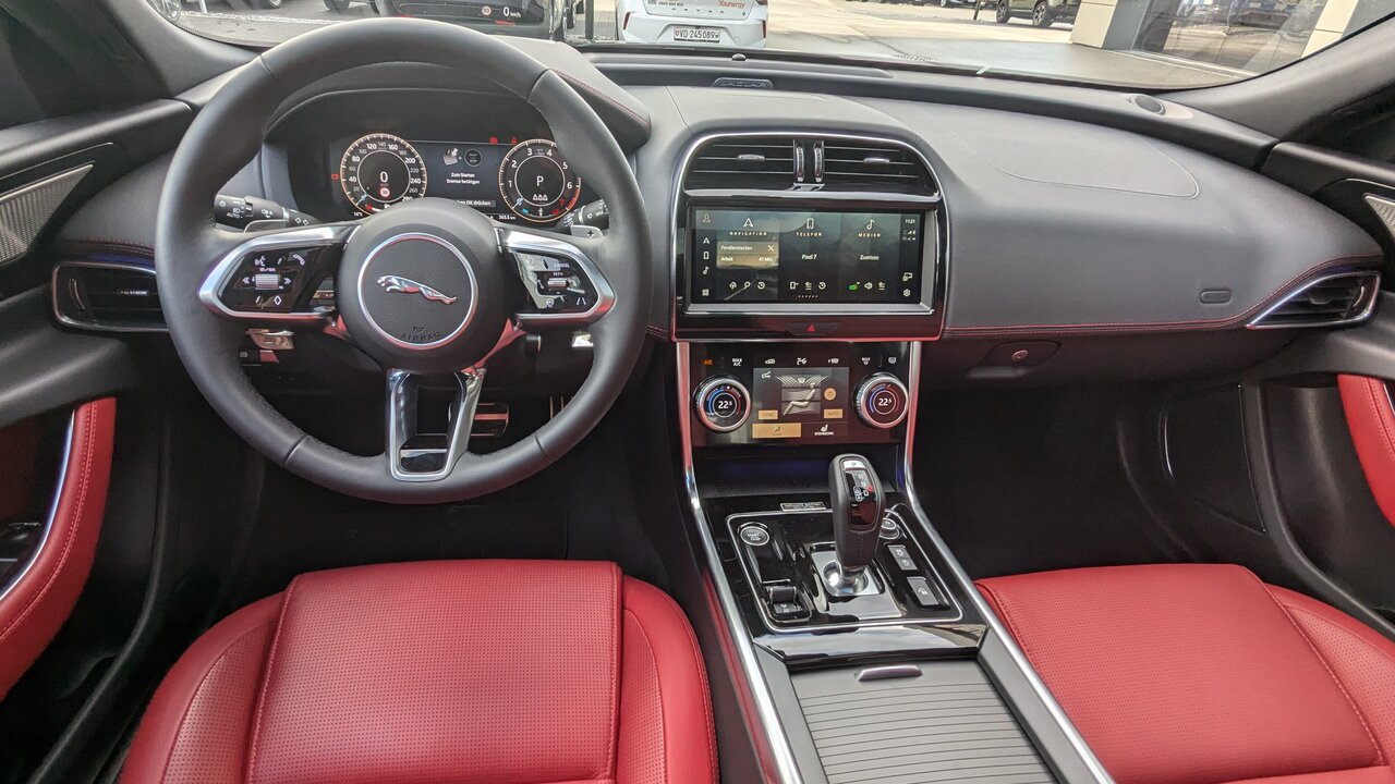 Das Cockpit des Jaguar XE