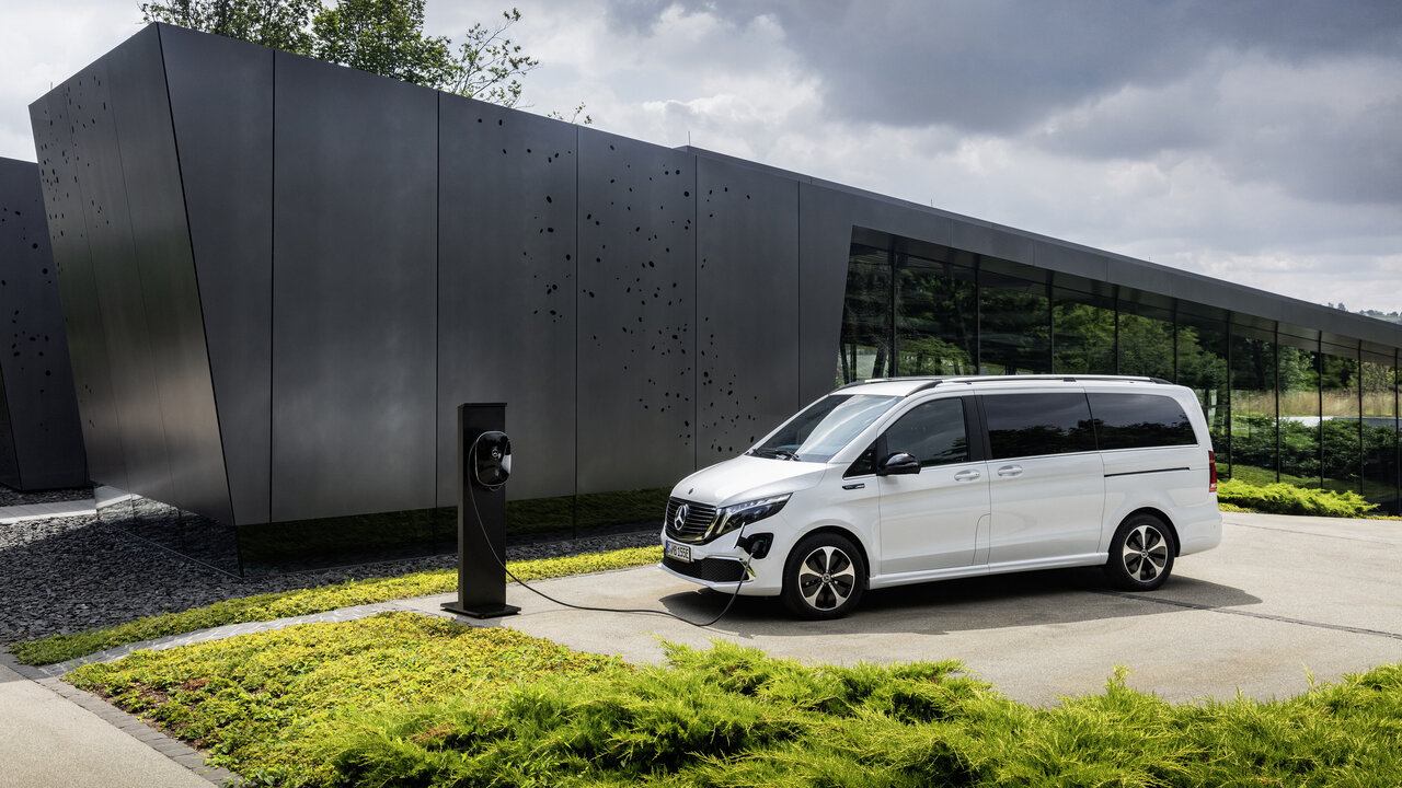 Der Mercedes EQV von vorne am Laden