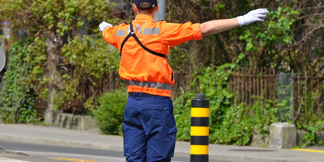 Handzeichen stehen über Lichtsignalen. Bild: Schweizerischer Verkehrskadetten Verband