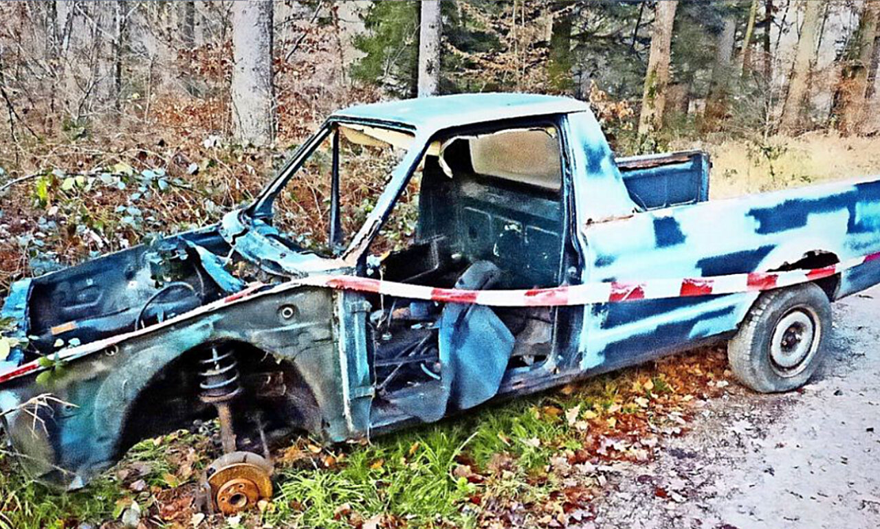 Auch das gibt es: Illegale Entsorgung eines Autowracks im Wald. Bild: Polizei Waldenburg.