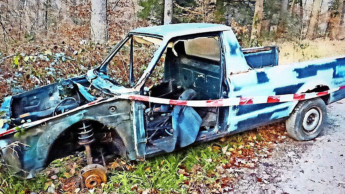 Schrottauto im Wald