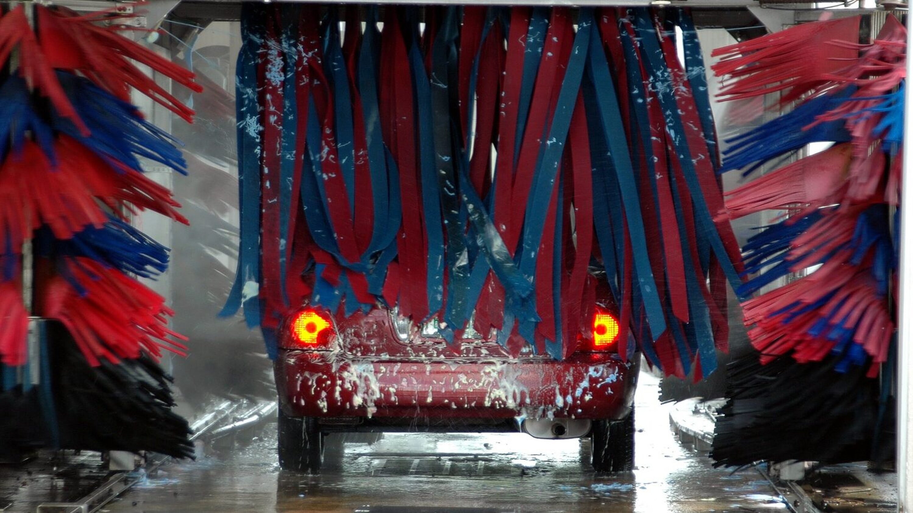 Auto in der Waschstrasse.