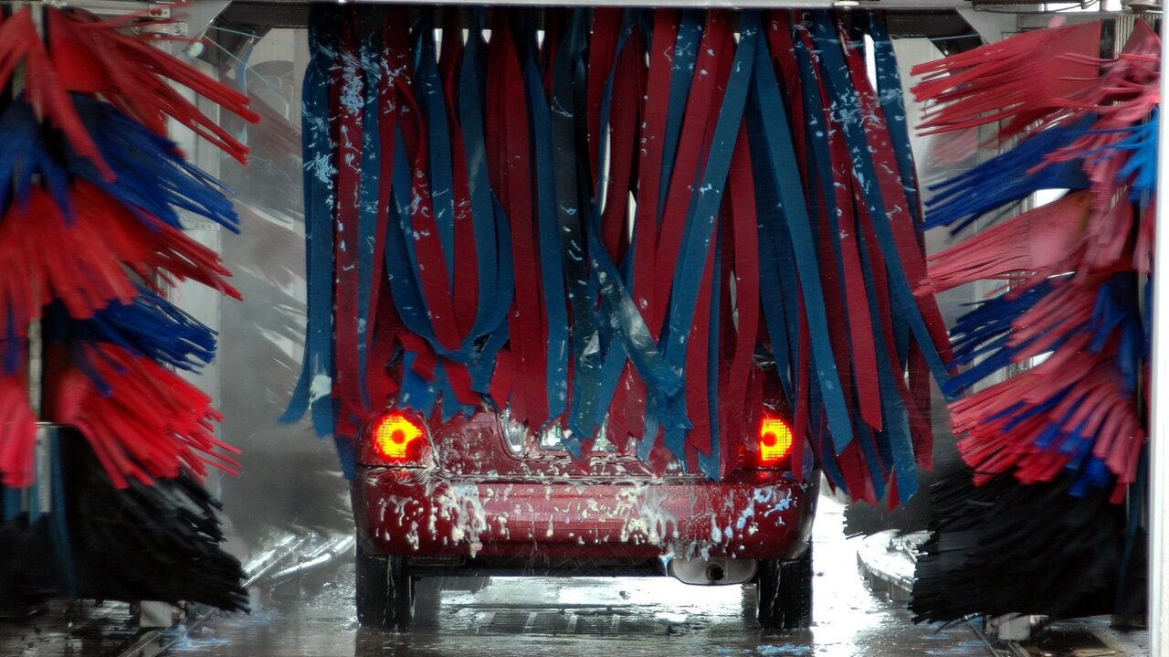 Auto in der Waschstrasse.