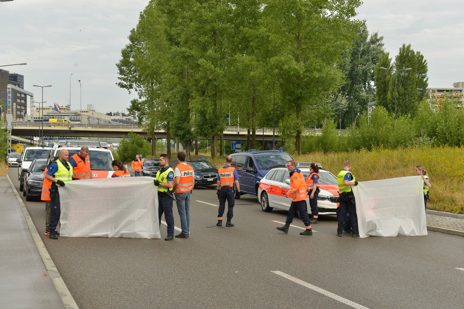 Klimakleber blockieren Autos im Hardturm